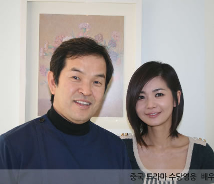 韩国赫尔希整形外科院长与演员合影